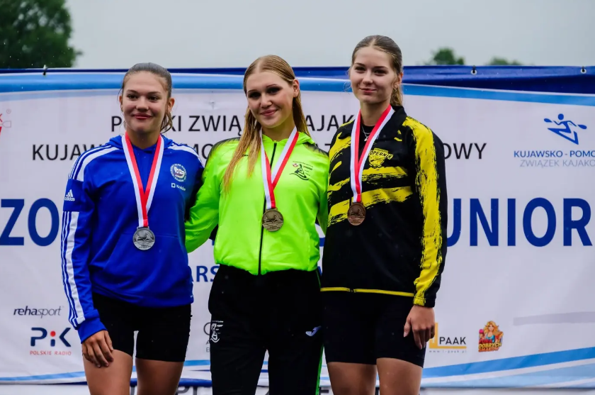 Julia Piasecka ze złotym hat-trickiem! Kajakarze Silvant Kajak Elbląg błyszczą na Mistrzostwach Polski Juniorów